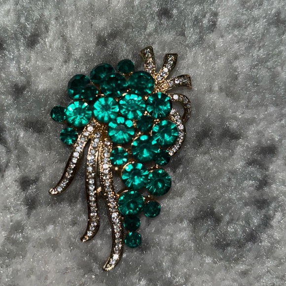 Free Vintage emerald green brooch w rhinestones and a floral cluster design 🛍️ - Picture 2 of 3